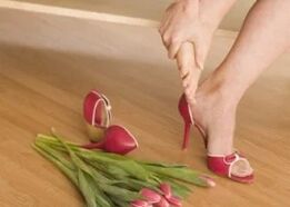 Douleur dans les jambes des talons marchant